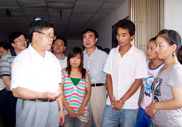 2008年8月，湖南省政协主席胡彪来我院视察